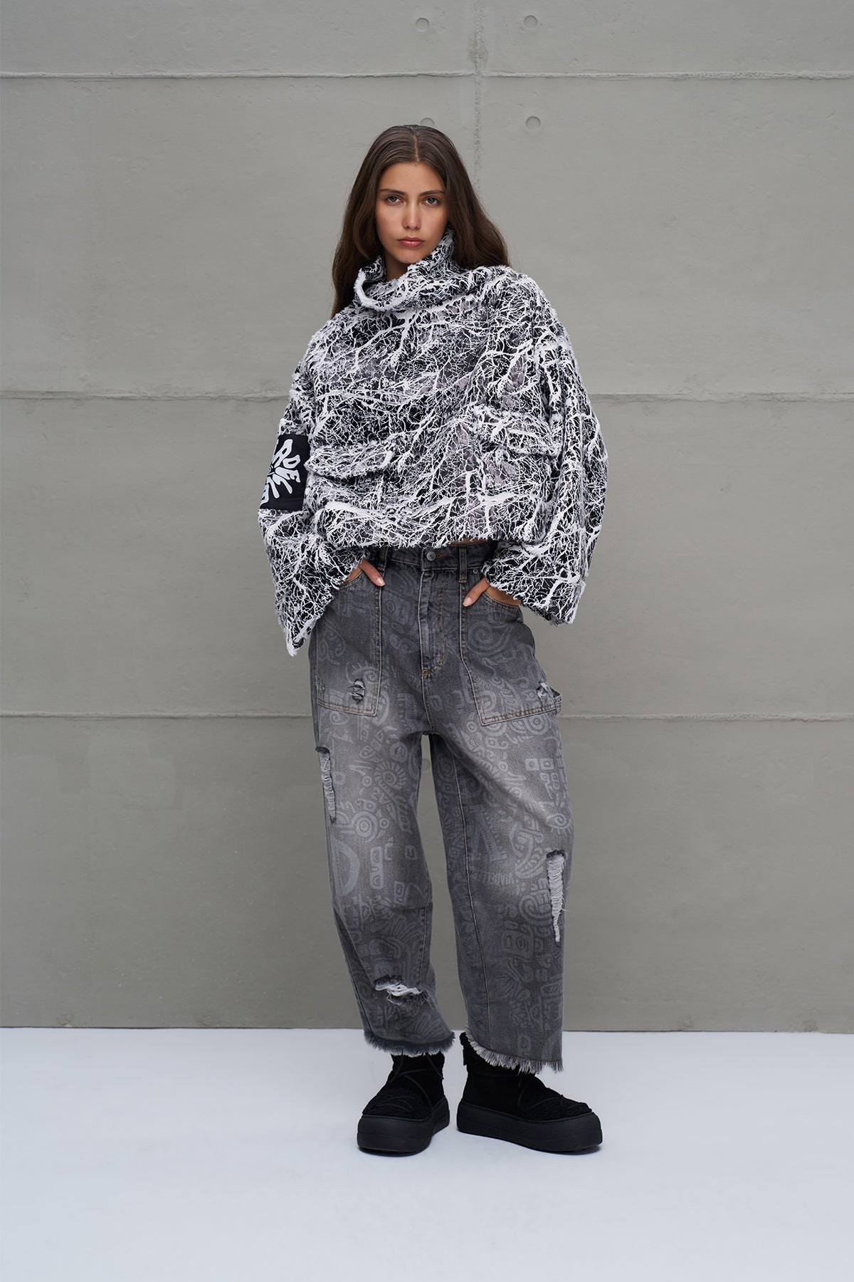 Black White Distressed Look Oversize Sweatshirt 18236